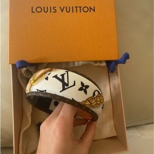 Louis Vuitton be mindful chain headband